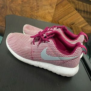 Nike Roshes (women’s 7.5 kids 6)